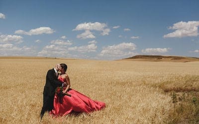 Boda en Soria, una novia de rojo en un 600