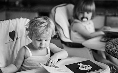Retratos de niños – Canena leyendo con Canena al fondo