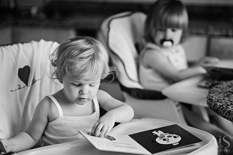 Retratos de niños – Canena leyendo con Canena al fondo