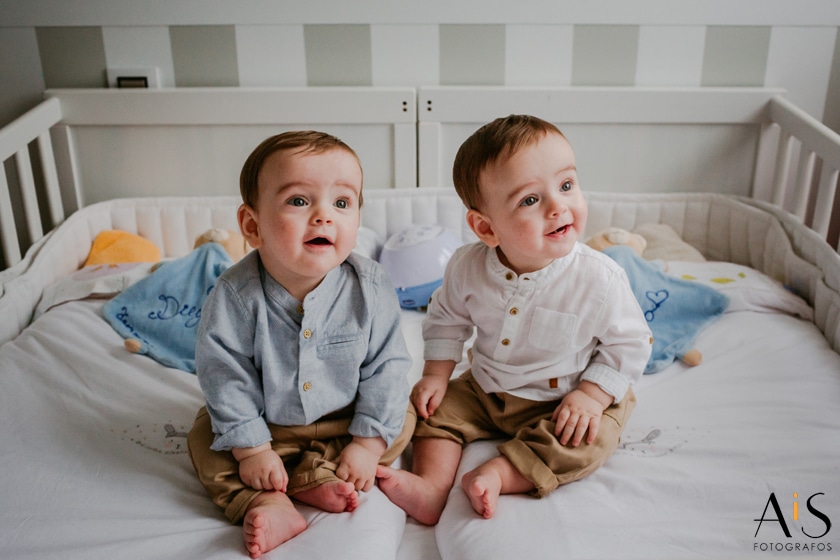 Reportaje de fotos de gemelos en casa